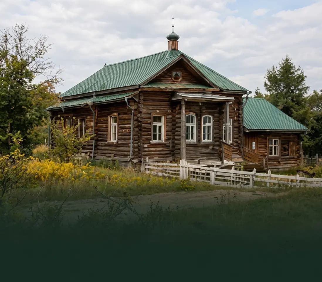 Деревянный дом с резным крыльцом